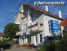 [P12] Camerele din fata au si flori la balcon iar in partea de jos se distinge barul 'Leonardo'. » foto by dorgo
 - 
<span class="allrVoted glyphicon glyphicon-heart hidden" id="av108719"></span>
<a class="m-l-10 hidden" id="sv108719" onclick="voting_Foto_DelVot(,108719,6739)" role="button">șterge vot <span class="glyphicon glyphicon-remove"></span></a>
<a id="v9108719" class=" c-red"  onclick="voting_Foto_SetVot(108719)" role="button"><span class="glyphicon glyphicon-heart-empty"></span> <b>LIKE</b> = Votează poza</a> <img class="hidden"  id="f108719W9" src="/imagini/loader.gif" border="0" /><span class="AjErrMes hidden" id="e108719ErM"></span>