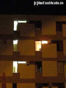 [P12] Ferestre înguste la H. Trandafirul. Chiar dacă se situează în Jupiter, amintesc de arhitectura venusiană (inspirată din zona Mediteranei).  » foto by Neptunus
 - 
<span class="allrVoted glyphicon glyphicon-heart hidden" id="av478395"></span>
<a class="m-l-10 hidden" id="sv478395" onclick="voting_Foto_DelVot(,478395,6754)" role="button">șterge vot <span class="glyphicon glyphicon-remove"></span></a>
<a id="v9478395" class=" c-red"  onclick="voting_Foto_SetVot(478395)" role="button"><span class="glyphicon glyphicon-heart-empty"></span> <b>LIKE</b> = Votează poza</a> <img class="hidden"  id="f478395W9" src="/imagini/loader.gif" border="0" /><span class="AjErrMes hidden" id="e478395ErM"></span>