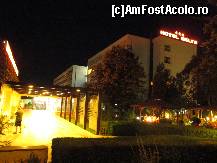 [P08] H. R. Delta în puterea nopţii. Un loc excepţional de frumos, iar Omul Mării apreciază în mod deosebit păstrarea designului firmelor de la hotel şi restaurant (acelaşi din anii '70-'80). Adică, dacă se vrea, se poate şi la noi să fie admirabil!...  » foto by Neptunus
 - 
<span class="allrVoted glyphicon glyphicon-heart hidden" id="av478391"></span>
<a class="m-l-10 hidden" id="sv478391" onclick="voting_Foto_DelVot(,478391,6754)" role="button">șterge vot <span class="glyphicon glyphicon-remove"></span></a>
<a id="v9478391" class=" c-red"  onclick="voting_Foto_SetVot(478391)" role="button"><span class="glyphicon glyphicon-heart-empty"></span> <b>LIKE</b> = Votează poza</a> <img class="hidden"  id="f478391W9" src="/imagini/loader.gif" border="0" /><span class="AjErrMes hidden" id="e478391ErM"></span>