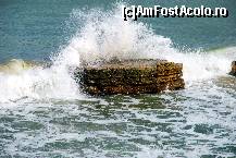 [P13] Unii se suie pe stanca aceasta din fata hotelului Nympha si fac plaja in zilele cu apa calma, fara valuri. » foto by Griegut
 - 
<span class="allrVoted glyphicon glyphicon-heart hidden" id="av109606"></span>
<a class="m-l-10 hidden" id="sv109606" onclick="voting_Foto_DelVot(,109606,6761)" role="button">șterge vot <span class="glyphicon glyphicon-remove"></span></a>
<a id="v9109606" class=" c-red"  onclick="voting_Foto_SetVot(109606)" role="button"><span class="glyphicon glyphicon-heart-empty"></span> <b>LIKE</b> = Votează poza</a> <img class="hidden"  id="f109606W9" src="/imagini/loader.gif" border="0" /><span class="AjErrMes hidden" id="e109606ErM"></span>