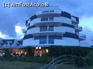[P10] O parte din hotel, imagine dinspre plaja. La parter este restaurantul » foto by adynutza26
 - 
<span class="allrVoted glyphicon glyphicon-heart hidden" id="av763861"></span>
<a class="m-l-10 hidden" id="sv763861" onclick="voting_Foto_DelVot(,763861,6762)" role="button">șterge vot <span class="glyphicon glyphicon-remove"></span></a>
<a id="v9763861" class=" c-red"  onclick="voting_Foto_SetVot(763861)" role="button"><span class="glyphicon glyphicon-heart-empty"></span> <b>LIKE</b> = Votează poza</a> <img class="hidden"  id="f763861W9" src="/imagini/loader.gif" border="0" /><span class="AjErrMes hidden" id="e763861ErM"></span>