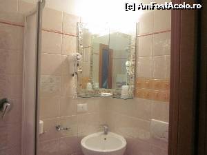 [P12] Hotel Verdi- baia minusculă, cu ușa culisantă » foto by sunflower
 - 
<span class="allrVoted glyphicon glyphicon-heart hidden" id="av601545"></span>
<a class="m-l-10 hidden" id="sv601545" onclick="voting_Foto_DelVot(,601545,6791)" role="button">șterge vot <span class="glyphicon glyphicon-remove"></span></a>
<a id="v9601545" class=" c-red"  onclick="voting_Foto_SetVot(601545)" role="button"><span class="glyphicon glyphicon-heart-empty"></span> <b>LIKE</b> = Votează poza</a> <img class="hidden"  id="f601545W9" src="/imagini/loader.gif" border="0" /><span class="AjErrMes hidden" id="e601545ErM"></span>