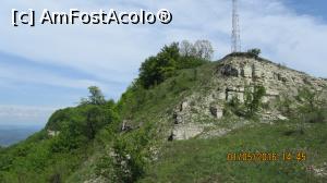 [P21] In spate raman dealurile stancoase, platoul cu monumentul si turnurile antenelor. » foto by EL CAMINANTE
 - 
<span class="allrVoted glyphicon glyphicon-heart hidden" id="av734839"></span>
<a class="m-l-10 hidden" id="sv734839" onclick="voting_Foto_DelVot(,734839,6824)" role="button">șterge vot <span class="glyphicon glyphicon-remove"></span></a>
<a id="v9734839" class=" c-red"  onclick="voting_Foto_SetVot(734839)" role="button"><span class="glyphicon glyphicon-heart-empty"></span> <b>LIKE</b> = Votează poza</a> <img class="hidden"  id="f734839W9" src="/imagini/loader.gif" border="0" /><span class="AjErrMes hidden" id="e734839ErM"></span>