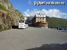 [P12] Furkapass - Hotelul Gletscher Belvedere şi autocarul nostru.  » foto by iulianic
 - 
<span class="allrVoted glyphicon glyphicon-heart hidden" id="av417414"></span>
<a class="m-l-10 hidden" id="sv417414" onclick="voting_Foto_DelVot(,417414,6837)" role="button">șterge vot <span class="glyphicon glyphicon-remove"></span></a>
<a id="v9417414" class=" c-red"  onclick="voting_Foto_SetVot(417414)" role="button"><span class="glyphicon glyphicon-heart-empty"></span> <b>LIKE</b> = Votează poza</a> <img class="hidden"  id="f417414W9" src="/imagini/loader.gif" border="0" /><span class="AjErrMes hidden" id="e417414ErM"></span>
