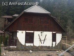 [P51] Mistral Moieciu. Alta casa care ne-a placut, am numit-o 'Casa cu schiuri'.  » foto by Floria
 - 
<span class="allrVoted glyphicon glyphicon-heart hidden" id="av960154"></span>
<a class="m-l-10 hidden" id="sv960154" onclick="voting_Foto_DelVot(,960154,6845)" role="button">șterge vot <span class="glyphicon glyphicon-remove"></span></a>
<a id="v9960154" class=" c-red"  onclick="voting_Foto_SetVot(960154)" role="button"><span class="glyphicon glyphicon-heart-empty"></span> <b>LIKE</b> = Votează poza</a> <img class="hidden"  id="f960154W9" src="/imagini/loader.gif" border="0" /><span class="AjErrMes hidden" id="e960154ErM"></span>