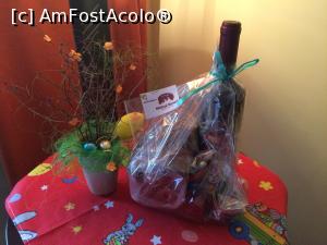 [P08] Hotel Mistral Moieciu. Cadoul de la Iepuras, alaturi de decorul de Paste din camera.  » foto by Floria
 - 
<span class="allrVoted glyphicon glyphicon-heart hidden" id="av960111"></span>
<a class="m-l-10 hidden" id="sv960111" onclick="voting_Foto_DelVot(,960111,6845)" role="button">șterge vot <span class="glyphicon glyphicon-remove"></span></a>
<a id="v9960111" class=" c-red"  onclick="voting_Foto_SetVot(960111)" role="button"><span class="glyphicon glyphicon-heart-empty"></span> <b>LIKE</b> = Votează poza</a> <img class="hidden"  id="f960111W9" src="/imagini/loader.gif" border="0" /><span class="AjErrMes hidden" id="e960111ErM"></span>