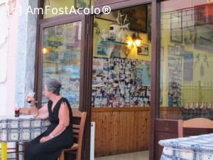 [P02] O bătrânică savurând liniștită o coke :)))) În interior, pe perete, sunt fotografii lăsate de cei care au trecut pragul tavernei » foto by nils1
 - 
<span class="allrVoted glyphicon glyphicon-heart hidden" id="av705590"></span>
<a class="m-l-10 hidden" id="sv705590" onclick="voting_Foto_DelVot(,705590,6854)" role="button">șterge vot <span class="glyphicon glyphicon-remove"></span></a>
<a id="v9705590" class=" c-red"  onclick="voting_Foto_SetVot(705590)" role="button"><span class="glyphicon glyphicon-heart-empty"></span> <b>LIKE</b> = Votează poza</a> <img class="hidden"  id="f705590W9" src="/imagini/loader.gif" border="0" /><span class="AjErrMes hidden" id="e705590ErM"></span>