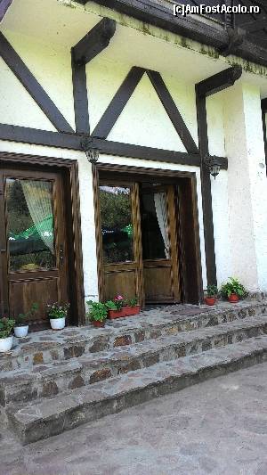 [P05] Intrarea de la restaurant, dinspre terasa. Peste tot curat, multe flori.  » foto by alexandram.
 - 
<span class="allrVoted glyphicon glyphicon-heart hidden" id="av654847"></span>
<a class="m-l-10 hidden" id="sv654847" onclick="voting_Foto_DelVot(,654847,6868)" role="button">șterge vot <span class="glyphicon glyphicon-remove"></span></a>
<a id="v9654847" class=" c-red"  onclick="voting_Foto_SetVot(654847)" role="button"><span class="glyphicon glyphicon-heart-empty"></span> <b>LIKE</b> = Votează poza</a> <img class="hidden"  id="f654847W9" src="/imagini/loader.gif" border="0" /><span class="AjErrMes hidden" id="e654847ErM"></span>