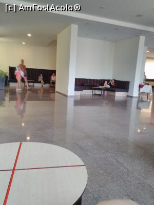 [P08] Holurile spațioase cu bănci tapițate pentru odihnă, în colț vitrina cu înghețată de unde te puteai servi toată ziua » foto by niculinap
 - 
<span class="allrVoted glyphicon glyphicon-heart hidden" id="av869941"></span>
<a class="m-l-10 hidden" id="sv869941" onclick="voting_Foto_DelVot(,869941,6880)" role="button">șterge vot <span class="glyphicon glyphicon-remove"></span></a>
<a id="v9869941" class=" c-red"  onclick="voting_Foto_SetVot(869941)" role="button"><span class="glyphicon glyphicon-heart-empty"></span> <b>LIKE</b> = Votează poza</a> <img class="hidden"  id="f869941W9" src="/imagini/loader.gif" border="0" /><span class="AjErrMes hidden" id="e869941ErM"></span>
