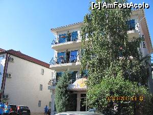 [P11] Am incercat sa prind vila per ansamblu, dar se pare ca a ostracizat vederea grandiosul copac. Pe de o parte, se intelege ca unele camere cu vedere frontala, au parte de umbra in unele momente ale zilei » foto by fra
 - 
<span class="allrVoted glyphicon glyphicon-heart hidden" id="av470354"></span>
<a class="m-l-10 hidden" id="sv470354" onclick="voting_Foto_DelVot(,470354,6897)" role="button">șterge vot <span class="glyphicon glyphicon-remove"></span></a>
<a id="v9470354" class=" c-red"  onclick="voting_Foto_SetVot(470354)" role="button"><span class="glyphicon glyphicon-heart-empty"></span> <b>LIKE</b> = Votează poza</a> <img class="hidden"  id="f470354W9" src="/imagini/loader.gif" border="0" /><span class="AjErrMes hidden" id="e470354ErM"></span>