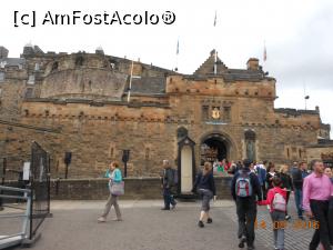 [P31] Edinborgh - Intrarea la castel.  » foto by iulianic
 - 
<span class="allrVoted glyphicon glyphicon-heart hidden" id="av849902"></span>
<a class="m-l-10 hidden" id="sv849902" onclick="voting_Foto_DelVot(,849902,6898)" role="button">șterge vot <span class="glyphicon glyphicon-remove"></span></a>
<a id="v9849902" class=" c-red"  onclick="voting_Foto_SetVot(849902)" role="button"><span class="glyphicon glyphicon-heart-empty"></span> <b>LIKE</b> = Votează poza</a> <img class="hidden"  id="f849902W9" src="/imagini/loader.gif" border="0" /><span class="AjErrMes hidden" id="e849902ErM"></span>