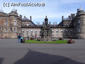 [P25] Al doilea palat din Edinburgh, Holyrood, cel in care au ales sa stea regii Scotiei. Se afla pe Royal Mile, principala strada din centrul istoric, la capatul opus Castelului din Edinburgh, iar intre ele este o mila scotiana, de unde si denumirea strazii.  » foto by Aurici
 - 
<span class="allrVoted glyphicon glyphicon-heart hidden" id="av901922"></span>
<a class="m-l-10 hidden" id="sv901922" onclick="voting_Foto_DelVot(,901922,6898)" role="button">șterge vot <span class="glyphicon glyphicon-remove"></span></a>
<a id="v9901922" class=" c-red"  onclick="voting_Foto_SetVot(901922)" role="button"><span class="glyphicon glyphicon-heart-empty"></span> <b>LIKE</b> = Votează poza</a> <img class="hidden"  id="f901922W9" src="/imagini/loader.gif" border="0" /><span class="AjErrMes hidden" id="e901922ErM"></span>