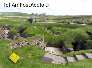 [P51] Scara Brae din Insulele Orkney, un sat neolitic, patrimoniu UNESCO. In spate Skaill House, casa lordului local care l-a descoperit in urma unei furtuni puternice care a spalat nisipul si l-a scos la suprafata.  » foto by Aurici
 - 
<span class="allrVoted glyphicon glyphicon-heart hidden" id="av901948"></span>
<a class="m-l-10 hidden" id="sv901948" onclick="voting_Foto_DelVot(,901948,6898)" role="button">șterge vot <span class="glyphicon glyphicon-remove"></span></a>
<a id="v9901948" class=" c-red"  onclick="voting_Foto_SetVot(901948)" role="button"><span class="glyphicon glyphicon-heart-empty"></span> <b>LIKE</b> = Votează poza</a> <img class="hidden"  id="f901948W9" src="/imagini/loader.gif" border="0" /><span class="AjErrMes hidden" id="e901948ErM"></span>