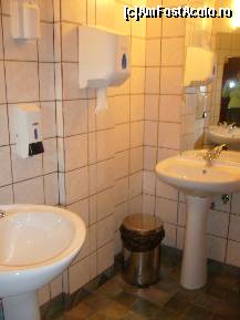 [P20] Statiunea Voineasa - hotelul Zan - toaleta de la parter, ce deserveste si restaurantul 'Floare de Colt' » foto by magdalena
 - 
<span class="allrVoted glyphicon glyphicon-heart hidden" id="av164789"></span>
<a class="m-l-10 hidden" id="sv164789" onclick="voting_Foto_DelVot(,164789,6899)" role="button">șterge vot <span class="glyphicon glyphicon-remove"></span></a>
<a id="v9164789" class=" c-red"  onclick="voting_Foto_SetVot(164789)" role="button"><span class="glyphicon glyphicon-heart-empty"></span> <b>LIKE</b> = Votează poza</a> <img class="hidden"  id="f164789W9" src="/imagini/loader.gif" border="0" /><span class="AjErrMes hidden" id="e164789ErM"></span>