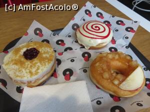 [P04] Cele trei sortimente savurate în Donuteria din Sibiu.  » foto by tata123 🔱
 - 
<span class="allrVoted glyphicon glyphicon-heart hidden" id="av788684"></span>
<a class="m-l-10 hidden" id="sv788684" onclick="voting_Foto_DelVot(,788684,6927)" role="button">șterge vot <span class="glyphicon glyphicon-remove"></span></a>
<a id="v9788684" class=" c-red"  onclick="voting_Foto_SetVot(788684)" role="button"><span class="glyphicon glyphicon-heart-empty"></span> <b>LIKE</b> = Votează poza</a> <img class="hidden"  id="f788684W9" src="/imagini/loader.gif" border="0" /><span class="AjErrMes hidden" id="e788684ErM"></span>
