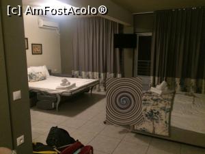 [P13] In stanga canapeaua si in dreapta patul dublu. Vedere dinspre kitchineta.  » foto by dilighiani
 - 
<span class="allrVoted glyphicon glyphicon-heart hidden" id="av881933"></span>
<a class="m-l-10 hidden" id="sv881933" onclick="voting_Foto_DelVot(,881933,6941)" role="button">șterge vot <span class="glyphicon glyphicon-remove"></span></a>
<a id="v9881933" class=" c-red"  onclick="voting_Foto_SetVot(881933)" role="button"><span class="glyphicon glyphicon-heart-empty"></span> <b>LIKE</b> = Votează poza</a> <img class="hidden"  id="f881933W9" src="/imagini/loader.gif" border="0" /><span class="AjErrMes hidden" id="e881933ErM"></span>