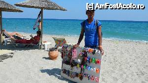 [P04] un tip cu suveniruri pe plaja » foto by manuta_1969
 - 
<span class="allrVoted glyphicon glyphicon-heart hidden" id="av399486"></span>
<a class="m-l-10 hidden" id="sv399486" onclick="voting_Foto_DelVot(,399486,6960)" role="button">șterge vot <span class="glyphicon glyphicon-remove"></span></a>
<a id="v9399486" class=" c-red"  onclick="voting_Foto_SetVot(399486)" role="button"><span class="glyphicon glyphicon-heart-empty"></span> <b>LIKE</b> = Votează poza</a> <img class="hidden"  id="f399486W9" src="/imagini/loader.gif" border="0" /><span class="AjErrMes hidden" id="e399486ErM"></span>