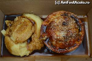 [P01] placinta Pieminister - o mandrie pentru bristolieni deoarece fenomenul englezesc Pieminister a inceput in orasul Bristol.  » foto by Cucu Bau
 - 
<span class="allrVoted glyphicon glyphicon-heart hidden" id="av594738"></span>
<a class="m-l-10 hidden" id="sv594738" onclick="voting_Foto_DelVot(,594738,6989)" role="button">șterge vot <span class="glyphicon glyphicon-remove"></span></a>
<a id="v9594738" class=" c-red"  onclick="voting_Foto_SetVot(594738)" role="button"><span class="glyphicon glyphicon-heart-empty"></span> <b>LIKE</b> = Votează poza</a> <img class="hidden"  id="f594738W9" src="/imagini/loader.gif" border="0" /><span class="AjErrMes hidden" id="e594738ErM"></span>
