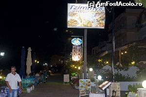[P08] La Tzimmys, de pe plajă, se mănâncă peşte şi fructe de mare de bună calitate. Luna şi marea asigură o seară romantică.  » foto by cher-cher
 - 
<span class="allrVoted glyphicon glyphicon-heart hidden" id="av527159"></span>
<a class="m-l-10 hidden" id="sv527159" onclick="voting_Foto_DelVot(,527159,7004)" role="button">șterge vot <span class="glyphicon glyphicon-remove"></span></a>
<a id="v9527159" class=" c-red"  onclick="voting_Foto_SetVot(527159)" role="button"><span class="glyphicon glyphicon-heart-empty"></span> <b>LIKE</b> = Votează poza</a> <img class="hidden"  id="f527159W9" src="/imagini/loader.gif" border="0" /><span class="AjErrMes hidden" id="e527159ErM"></span>