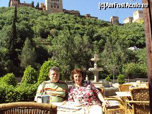 [P32] La o cafea, respectiv bere, la o terasă din Paseo de los Tristes; în fundal, dealul Alhambrei » foto by Carmen Ion
 - 
<span class="allrVoted glyphicon glyphicon-heart hidden" id="av608586"></span>
<a class="m-l-10 hidden" id="sv608586" onclick="voting_Foto_DelVot(,608586,7020)" role="button">șterge vot <span class="glyphicon glyphicon-remove"></span></a>
<a id="v9608586" class=" c-red"  onclick="voting_Foto_SetVot(608586)" role="button"><span class="glyphicon glyphicon-heart-empty"></span> <b>LIKE</b> = Votează poza</a> <img class="hidden"  id="f608586W9" src="/imagini/loader.gif" border="0" /><span class="AjErrMes hidden" id="e608586ErM"></span>