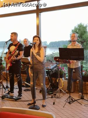 [P08] Formația cu pricina; foarte talentați și un repertoriu excelent » foto by crismis
 - 
<span class="allrVoted glyphicon glyphicon-heart hidden" id="av1084343"></span>
<a class="m-l-10 hidden" id="sv1084343" onclick="voting_Foto_DelVot(,1084343,7051)" role="button">șterge vot <span class="glyphicon glyphicon-remove"></span></a>
<a id="v91084343" class=" c-red"  onclick="voting_Foto_SetVot(1084343)" role="button"><span class="glyphicon glyphicon-heart-empty"></span> <b>LIKE</b> = Votează poza</a> <img class="hidden"  id="f1084343W9" src="/imagini/loader.gif" border="0" /><span class="AjErrMes hidden" id="e1084343ErM"></span>