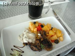 [P13] Porția de vită a Alinei. La fel a fost și a soțului!  » foto by Zoazore
 - 
<span class="allrVoted glyphicon glyphicon-heart hidden" id="av785990"></span>
<a class="m-l-10 hidden" id="sv785990" onclick="voting_Foto_DelVot(,785990,7051)" role="button">șterge vot <span class="glyphicon glyphicon-remove"></span></a>
<a id="v9785990" class=" c-red"  onclick="voting_Foto_SetVot(785990)" role="button"><span class="glyphicon glyphicon-heart-empty"></span> <b>LIKE</b> = Votează poza</a> <img class="hidden"  id="f785990W9" src="/imagini/loader.gif" border="0" /><span class="AjErrMes hidden" id="e785990ErM"></span>