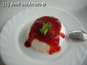 [P16] Panna Cotta cu jeleu de căpșune.  » foto by Zoazore
 - 
<span class="allrVoted glyphicon glyphicon-heart hidden" id="av785993"></span>
<a class="m-l-10 hidden" id="sv785993" onclick="voting_Foto_DelVot(,785993,7051)" role="button">șterge vot <span class="glyphicon glyphicon-remove"></span></a>
<a id="v9785993" class=" c-red"  onclick="voting_Foto_SetVot(785993)" role="button"><span class="glyphicon glyphicon-heart-empty"></span> <b>LIKE</b> = Votează poza</a> <img class="hidden"  id="f785993W9" src="/imagini/loader.gif" border="0" /><span class="AjErrMes hidden" id="e785993ErM"></span>