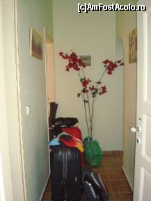 [P19] Holul de la intrarea in camera. In fata pe stanga este camera cu paturi simple si in dreapta bucataria » foto by pink_gabi*
 - 
<span class="allrVoted glyphicon glyphicon-heart hidden" id="av119857"></span>
<a class="m-l-10 hidden" id="sv119857" onclick="voting_Foto_DelVot(,119857,7054)" role="button">șterge vot <span class="glyphicon glyphicon-remove"></span></a>
<a id="v9119857" class=" c-red"  onclick="voting_Foto_SetVot(119857)" role="button"><span class="glyphicon glyphicon-heart-empty"></span> <b>LIKE</b> = Votează poza</a> <img class="hidden"  id="f119857W9" src="/imagini/loader.gif" border="0" /><span class="AjErrMes hidden" id="e119857ErM"></span>