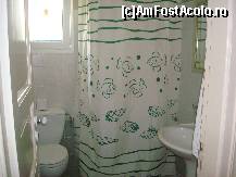 [P20] Baia este destul de mica dar suficienta si are aerisire printr-un geam catre gradina » foto by pink_gabi*
 - 
<span class="allrVoted glyphicon glyphicon-heart hidden" id="av119858"></span>
<a class="m-l-10 hidden" id="sv119858" onclick="voting_Foto_DelVot(,119858,7054)" role="button">șterge vot <span class="glyphicon glyphicon-remove"></span></a>
<a id="v9119858" class=" c-red"  onclick="voting_Foto_SetVot(119858)" role="button"><span class="glyphicon glyphicon-heart-empty"></span> <b>LIKE</b> = Votează poza</a> <img class="hidden"  id="f119858W9" src="/imagini/loader.gif" border="0" /><span class="AjErrMes hidden" id="e119858ErM"></span>