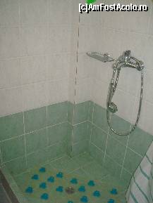 [P23] Cabina de dus se inchide cu perdea dar izoleaza destul de bine baia ramanand uscata » foto by pink_gabi*
 - 
<span class="allrVoted glyphicon glyphicon-heart hidden" id="av119864"></span>
<a class="m-l-10 hidden" id="sv119864" onclick="voting_Foto_DelVot(,119864,7054)" role="button">șterge vot <span class="glyphicon glyphicon-remove"></span></a>
<a id="v9119864" class=" c-red"  onclick="voting_Foto_SetVot(119864)" role="button"><span class="glyphicon glyphicon-heart-empty"></span> <b>LIKE</b> = Votează poza</a> <img class="hidden"  id="f119864W9" src="/imagini/loader.gif" border="0" /><span class="AjErrMes hidden" id="e119864ErM"></span>