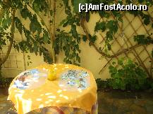 [P26] Masuta din gradina asezata in fata uneia dintre camere. Pentru cealalta camera exista deasemenea o masuta. » foto by pink_gabi*
 - 
<span class="allrVoted glyphicon glyphicon-heart hidden" id="av119868"></span>
<a class="m-l-10 hidden" id="sv119868" onclick="voting_Foto_DelVot(,119868,7054)" role="button">șterge vot <span class="glyphicon glyphicon-remove"></span></a>
<a id="v9119868" class=" c-red"  onclick="voting_Foto_SetVot(119868)" role="button"><span class="glyphicon glyphicon-heart-empty"></span> <b>LIKE</b> = Votează poza</a> <img class="hidden"  id="f119868W9" src="/imagini/loader.gif" border="0" /><span class="AjErrMes hidden" id="e119868ErM"></span>