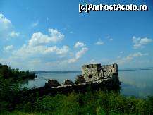 [P12] Impresionantele ziduri fortificate ale Golubac-ului par a se naște din apă.  » foto by ariciu*
 - 
<span class="allrVoted glyphicon glyphicon-heart hidden" id="av469253"></span>
<a class="m-l-10 hidden" id="sv469253" onclick="voting_Foto_DelVot(,469253,7062)" role="button">șterge vot <span class="glyphicon glyphicon-remove"></span></a>
<a id="v9469253" class=" c-red"  onclick="voting_Foto_SetVot(469253)" role="button"><span class="glyphicon glyphicon-heart-empty"></span> <b>LIKE</b> = Votează poza</a> <img class="hidden"  id="f469253W9" src="/imagini/loader.gif" border="0" /><span class="AjErrMes hidden" id="e469253ErM"></span>