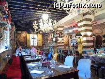 [P18] Restaurant Lorenzo&Kakalamba - foto efectuată de la masa la care am stat, atmosfera era una sobră totuși, ceilalți clienți mâncau în tăcere, noi fiind singurii gălăgioși și curioși în ale fotografiei.  » foto by ariciu*
 - 
<span class="allrVoted glyphicon glyphicon-heart hidden" id="av469259"></span>
<a class="m-l-10 hidden" id="sv469259" onclick="voting_Foto_DelVot(,469259,7062)" role="button">șterge vot <span class="glyphicon glyphicon-remove"></span></a>
<a id="v9469259" class=" c-red"  onclick="voting_Foto_SetVot(469259)" role="button"><span class="glyphicon glyphicon-heart-empty"></span> <b>LIKE</b> = Votează poza</a> <img class="hidden"  id="f469259W9" src="/imagini/loader.gif" border="0" /><span class="AjErrMes hidden" id="e469259ErM"></span>