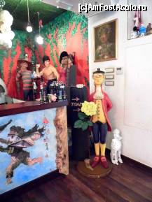 [P25] Restaurant Lorenzo & Kakalamba - În stânga trăznitelor personaje se afla cuptorul de pizza și puțin mai încolo barul.  » foto by ariciu*
 - 
<span class="allrVoted glyphicon glyphicon-heart hidden" id="av469266"></span>
<a class="m-l-10 hidden" id="sv469266" onclick="voting_Foto_DelVot(,469266,7062)" role="button">șterge vot <span class="glyphicon glyphicon-remove"></span></a>
<a id="v9469266" class=" c-red"  onclick="voting_Foto_SetVot(469266)" role="button"><span class="glyphicon glyphicon-heart-empty"></span> <b>LIKE</b> = Votează poza</a> <img class="hidden"  id="f469266W9" src="/imagini/loader.gif" border="0" /><span class="AjErrMes hidden" id="e469266ErM"></span>