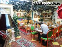 [P26] Restaurant Lorenzo & Kakalamba - Terasa restaurantului, la fel de viu colorată și plină de decorațiuni ca și interiorul.  » foto by ariciu*
 - 
<span class="allrVoted glyphicon glyphicon-heart hidden" id="av469267"></span>
<a class="m-l-10 hidden" id="sv469267" onclick="voting_Foto_DelVot(,469267,7062)" role="button">șterge vot <span class="glyphicon glyphicon-remove"></span></a>
<a id="v9469267" class=" c-red"  onclick="voting_Foto_SetVot(469267)" role="button"><span class="glyphicon glyphicon-heart-empty"></span> <b>LIKE</b> = Votează poza</a> <img class="hidden"  id="f469267W9" src="/imagini/loader.gif" border="0" /><span class="AjErrMes hidden" id="e469267ErM"></span>