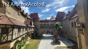 [P13] Alte elemente caracteristice ale curtii interioare sunt puternicul tei batran care a fost plantat de insusi contele Johann Nepomuk Wilczek atunci cand castelul a fost reconstruit, precum si fantana acoperita, adanca de 60 m<strong>,</strong> care provine din Venetia. O piatra funerara evreiasca din secolul al XIII-lea a fost recuperata atunci cand vechiul put a fost descoperit. » foto by geani anto
 - 
<span class="allrVoted glyphicon glyphicon-heart hidden" id="av1398723"></span>
<a class="m-l-10 hidden" id="sv1398723" onclick="voting_Foto_DelVot(,1398723,7068)" role="button">șterge vot <span class="glyphicon glyphicon-remove"></span></a>
<a id="v91398723" class=" c-red"  onclick="voting_Foto_SetVot(1398723)" role="button"><span class="glyphicon glyphicon-heart-empty"></span> <b>LIKE</b> = Votează poza</a> <img class="hidden"  id="f1398723W9" src="/imagini/loader.gif" border="0" /><span class="AjErrMes hidden" id="e1398723ErM"></span>