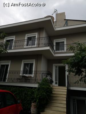 [P23] Așa se vede vila din față. Camerele sunt toate superioare, chiar apartamente unele. Pentru camera noastră se coboară, nu se urcă » foto by fra
 - 
<span class="allrVoted glyphicon glyphicon-heart hidden" id="av1131445"></span>
<a class="m-l-10 hidden" id="sv1131445" onclick="voting_Foto_DelVot(,1131445,7102)" role="button">șterge vot <span class="glyphicon glyphicon-remove"></span></a>
<a id="v91131445" class=" c-red"  onclick="voting_Foto_SetVot(1131445)" role="button"><span class="glyphicon glyphicon-heart-empty"></span> <b>LIKE</b> = Votează poza</a> <img class="hidden"  id="f1131445W9" src="/imagini/loader.gif" border="0" /><span class="AjErrMes hidden" id="e1131445ErM"></span>