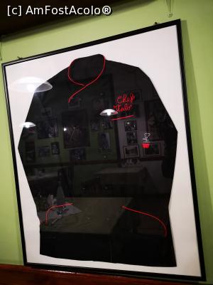 [P15] Interiorul restaurantului; uniforma expusă a unuia dintre chef-ii fondatori (care acum gătește doar îngerilor...) » foto by crismis
 - 
<span class="allrVoted glyphicon glyphicon-heart hidden" id="av1204914"></span>
<a class="m-l-10 hidden" id="sv1204914" onclick="voting_Foto_DelVot(,1204914,7146)" role="button">șterge vot <span class="glyphicon glyphicon-remove"></span></a>
<a id="v91204914" class=" c-red"  onclick="voting_Foto_SetVot(1204914)" role="button"><span class="glyphicon glyphicon-heart-empty"></span> <b>LIKE</b> = Votează poza</a> <img class="hidden"  id="f1204914W9" src="/imagini/loader.gif" border="0" /><span class="AjErrMes hidden" id="e1204914ErM"></span>