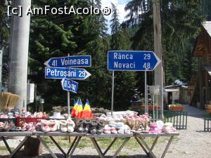 [P06] Ne aflam la Obârșia Lotrului și studiam oferta de suveniruri. Se observă diverse distanțe rutiere din acel punct.  » foto by Floryn81
 - 
<span class="allrVoted glyphicon glyphicon-heart hidden" id="av929372"></span>
<a class="m-l-10 hidden" id="sv929372" onclick="voting_Foto_DelVot(,929372,7149)" role="button">șterge vot <span class="glyphicon glyphicon-remove"></span></a>
<a id="v9929372" class=" c-red"  onclick="voting_Foto_SetVot(929372)" role="button"><span class="glyphicon glyphicon-heart-empty"></span> <b>LIKE</b> = Votează poza</a> <img class="hidden"  id="f929372W9" src="/imagini/loader.gif" border="0" /><span class="AjErrMes hidden" id="e929372ErM"></span>