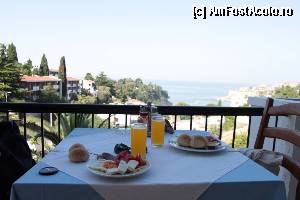 [P08] Hotel Mediteran - micul dejun pe terasa cu vedere la golf. in stanga se vad corpurile 4-5-6, asa ceva.  » foto by cristi_an3000
 - 
<span class="allrVoted glyphicon glyphicon-heart hidden" id="av342328"></span>
<a class="m-l-10 hidden" id="sv342328" onclick="voting_Foto_DelVot(,342328,7153)" role="button">șterge vot <span class="glyphicon glyphicon-remove"></span></a>
<a id="v9342328" class=" c-red"  onclick="voting_Foto_SetVot(342328)" role="button"><span class="glyphicon glyphicon-heart-empty"></span> <b>LIKE</b> = Votează poza</a> <img class="hidden"  id="f342328W9" src="/imagini/loader.gif" border="0" /><span class="AjErrMes hidden" id="e342328ErM"></span>