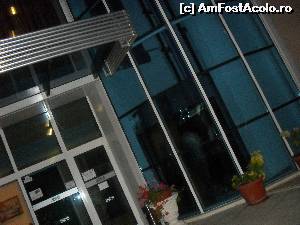 [P16] Intrarea în hotel seara.  » foto by amalia80
 - 
<span class="allrVoted glyphicon glyphicon-heart hidden" id="av650568"></span>
<a class="m-l-10 hidden" id="sv650568" onclick="voting_Foto_DelVot(,650568,7174)" role="button">șterge vot <span class="glyphicon glyphicon-remove"></span></a>
<a id="v9650568" class=" c-red"  onclick="voting_Foto_SetVot(650568)" role="button"><span class="glyphicon glyphicon-heart-empty"></span> <b>LIKE</b> = Votează poza</a> <img class="hidden"  id="f650568W9" src="/imagini/loader.gif" border="0" /><span class="AjErrMes hidden" id="e650568ErM"></span>
