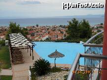 [P01] Vedere panoramica a piscinei si a satului Pefkohori,din balconul cladirii principale,unde se afla Receptia. » foto by Tofi
 - 
<span class="allrVoted glyphicon glyphicon-heart hidden" id="av185411"></span>
<a class="m-l-10 hidden" id="sv185411" onclick="voting_Foto_DelVot(,185411,7191)" role="button">șterge vot <span class="glyphicon glyphicon-remove"></span></a>
<a id="v9185411" class=" c-red"  onclick="voting_Foto_SetVot(185411)" role="button"><span class="glyphicon glyphicon-heart-empty"></span> <b>LIKE</b> = Votează poza</a> <img class="hidden"  id="f185411W9" src="/imagini/loader.gif" border="0" /><span class="AjErrMes hidden" id="e185411ErM"></span>
