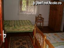 [P11] Una din camere, are 3 paturi. Confortul este redus la esential, adica fara televizor si frigider. De AC nu e nevoie, noaptea nu sunt mai mult de 15 grade, iar ziua mai mult de 25. » foto by dartax
 - 
<span class="allrVoted glyphicon glyphicon-heart hidden" id="av131196"></span>
<a class="m-l-10 hidden" id="sv131196" onclick="voting_Foto_DelVot(,131196,7220)" role="button">șterge vot <span class="glyphicon glyphicon-remove"></span></a>
<a id="v9131196" class=" c-red"  onclick="voting_Foto_SetVot(131196)" role="button"><span class="glyphicon glyphicon-heart-empty"></span> <b>LIKE</b> = Votează poza</a> <img class="hidden"  id="f131196W9" src="/imagini/loader.gif" border="0" /><span class="AjErrMes hidden" id="e131196ErM"></span>