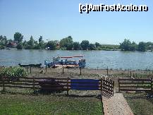 [P01] vedere din balcon, bratul Sulina si vaporasul care costa 500 lei pentru o plimbare de aprox 4 ore » foto by ca_an_
 - 
<span class="allrVoted glyphicon glyphicon-heart hidden" id="av125503"></span>
<a class="m-l-10 hidden" id="sv125503" onclick="voting_Foto_DelVot(,125503,7222)" role="button">șterge vot <span class="glyphicon glyphicon-remove"></span></a>
<a id="v9125503" class=" c-red"  onclick="voting_Foto_SetVot(125503)" role="button"><span class="glyphicon glyphicon-heart-empty"></span> <b>LIKE</b> = Votează poza</a> <img class="hidden"  id="f125503W9" src="/imagini/loader.gif" border="0" /><span class="AjErrMes hidden" id="e125503ErM"></span>
