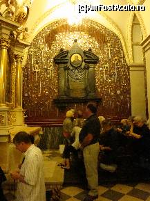 [P28] Capela Madona Neagră: capete plecate şi rugăciuni adresate Fecioarei Maria lângă zidul plin de daruri votive » foto by mariana.olaru
 - 
<span class="allrVoted glyphicon glyphicon-heart hidden" id="av126198"></span>
<a class="m-l-10 hidden" id="sv126198" onclick="voting_Foto_DelVot(,126198,7237)" role="button">șterge vot <span class="glyphicon glyphicon-remove"></span></a>
<a id="v9126198" class=" c-red"  onclick="voting_Foto_SetVot(126198)" role="button"><span class="glyphicon glyphicon-heart-empty"></span> <b>LIKE</b> = Votează poza</a> <img class="hidden"  id="f126198W9" src="/imagini/loader.gif" border="0" /><span class="AjErrMes hidden" id="e126198ErM"></span>
