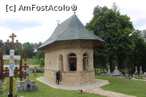 [P44] Mănăstirea Dragomirna, Biserica Mică (Biserica Schitului), acum în Cimitirul Mănăstirii, a fost resființită de curând după restaurare... » foto by mprofeanu
 - 
<span class="allrVoted glyphicon glyphicon-heart hidden" id="av1310254"></span>
<a class="m-l-10 hidden" id="sv1310254" onclick="voting_Foto_DelVot(,1310254,7245)" role="button">șterge vot <span class="glyphicon glyphicon-remove"></span></a>
<a id="v91310254" class=" c-red"  onclick="voting_Foto_SetVot(1310254)" role="button"><span class="glyphicon glyphicon-heart-empty"></span> <b>LIKE</b> = Votează poza</a> <img class="hidden"  id="f1310254W9" src="/imagini/loader.gif" border="0" /><span class="AjErrMes hidden" id="e1310254ErM"></span>