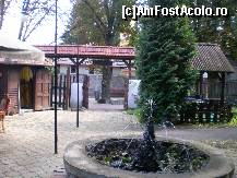 [P10] Fantana arteziana mica din curtea restaurantului. » foto by presario
 - 
<span class="allrVoted glyphicon glyphicon-heart hidden" id="av133732"></span>
<a class="m-l-10 hidden" id="sv133732" onclick="voting_Foto_DelVot(,133732,7252)" role="button">șterge vot <span class="glyphicon glyphicon-remove"></span></a>
<a id="v9133732" class=" c-red"  onclick="voting_Foto_SetVot(133732)" role="button"><span class="glyphicon glyphicon-heart-empty"></span> <b>LIKE</b> = Votează poza</a> <img class="hidden"  id="f133732W9" src="/imagini/loader.gif" border="0" /><span class="AjErrMes hidden" id="e133732ErM"></span>