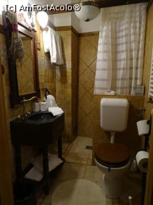 [P10] Casa Cositorarului - baia camerei duble » foto by Cris
 - 
<span class="allrVoted glyphicon glyphicon-heart hidden" id="av842856"></span>
<a class="m-l-10 hidden" id="sv842856" onclick="voting_Foto_DelVot(,842856,7288)" role="button">șterge vot <span class="glyphicon glyphicon-remove"></span></a>
<a id="v9842856" class=" c-red"  onclick="voting_Foto_SetVot(842856)" role="button"><span class="glyphicon glyphicon-heart-empty"></span> <b>LIKE</b> = Votează poza</a> <img class="hidden"  id="f842856W9" src="/imagini/loader.gif" border="0" /><span class="AjErrMes hidden" id="e842856ErM"></span>