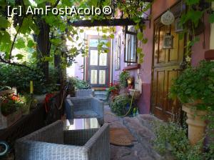 [P22] Casa Cositorarului - terasa de lângă cafenea. În partea dreaptă este intrarea în cafenea, iar în față intrarea în pensiune » foto by Cris
 - 
<span class="allrVoted glyphicon glyphicon-heart hidden" id="av842868"></span>
<a class="m-l-10 hidden" id="sv842868" onclick="voting_Foto_DelVot(,842868,7288)" role="button">șterge vot <span class="glyphicon glyphicon-remove"></span></a>
<a id="v9842868" class=" c-red"  onclick="voting_Foto_SetVot(842868)" role="button"><span class="glyphicon glyphicon-heart-empty"></span> <b>LIKE</b> = Votează poza</a> <img class="hidden"  id="f842868W9" src="/imagini/loader.gif" border="0" /><span class="AjErrMes hidden" id="e842868ErM"></span>
