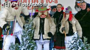 [P03] Grup de urători însoțiți de mascați pe scena festivalului » foto by Lucien
 - 
<span class="allrVoted glyphicon glyphicon-heart hidden" id="av822702"></span>
<a class="m-l-10 hidden" id="sv822702" onclick="voting_Foto_DelVot(,822702,7301)" role="button">șterge vot <span class="glyphicon glyphicon-remove"></span></a>
<a id="v9822702" class=" c-red"  onclick="voting_Foto_SetVot(822702)" role="button"><span class="glyphicon glyphicon-heart-empty"></span> <b>LIKE</b> = Votează poza</a> <img class="hidden"  id="f822702W9" src="/imagini/loader.gif" border="0" /><span class="AjErrMes hidden" id="e822702ErM"></span>